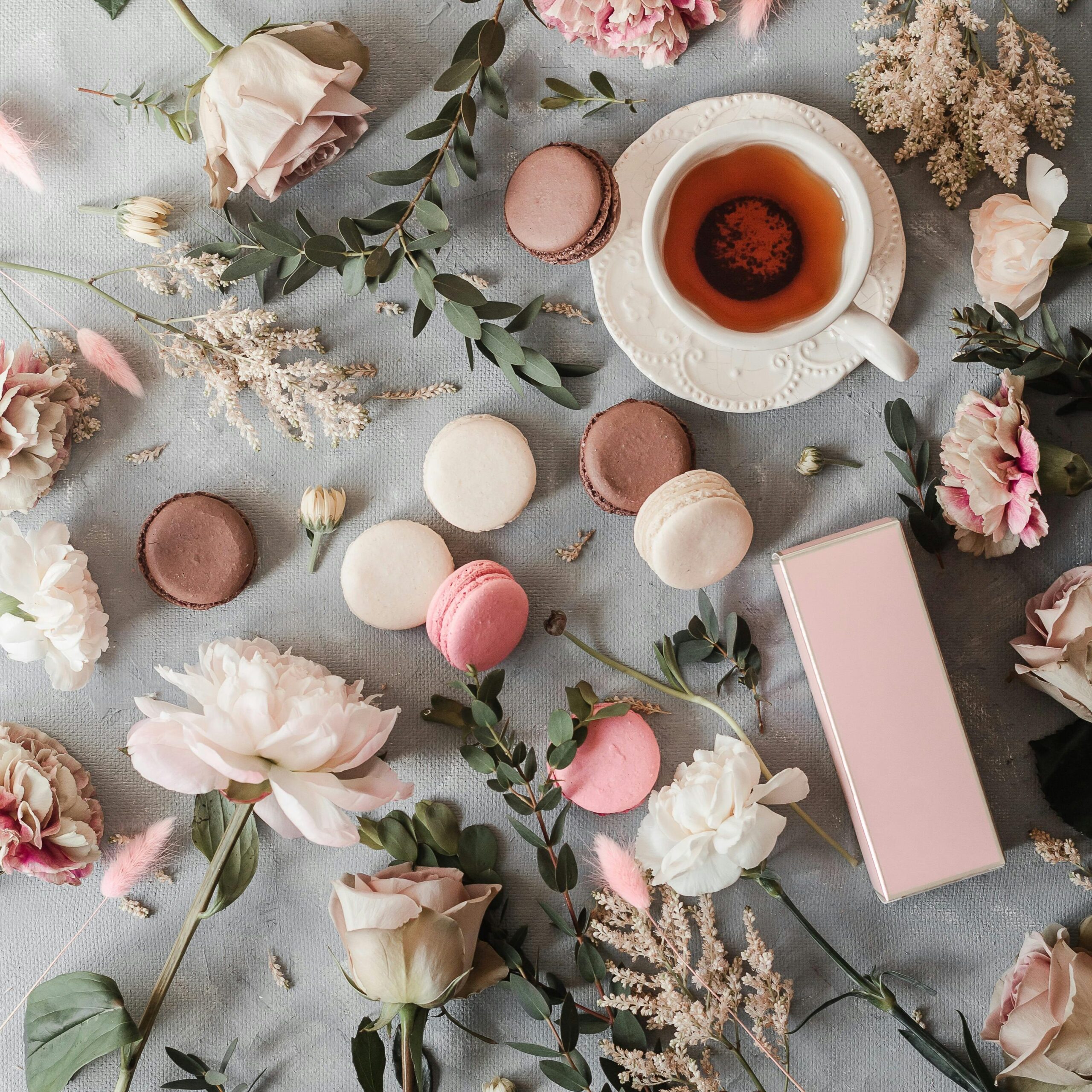 紅茶とマカロンにお花の写真