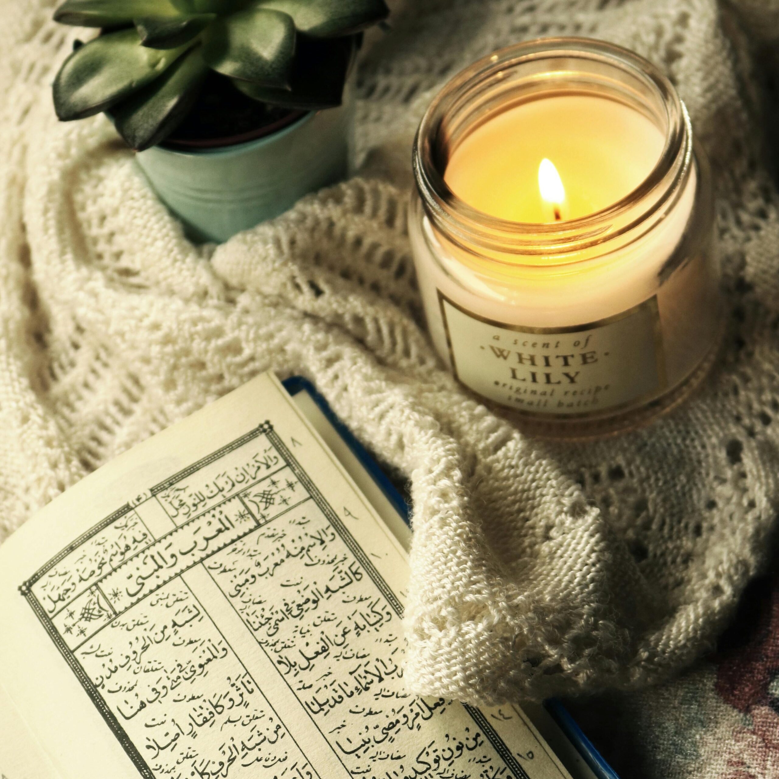 キャンドルと本の写真