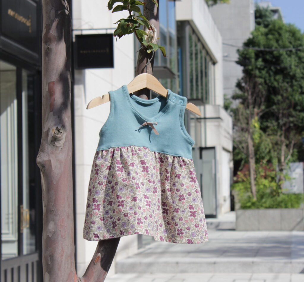 モスグリーンと花柄の切り替えワンピース