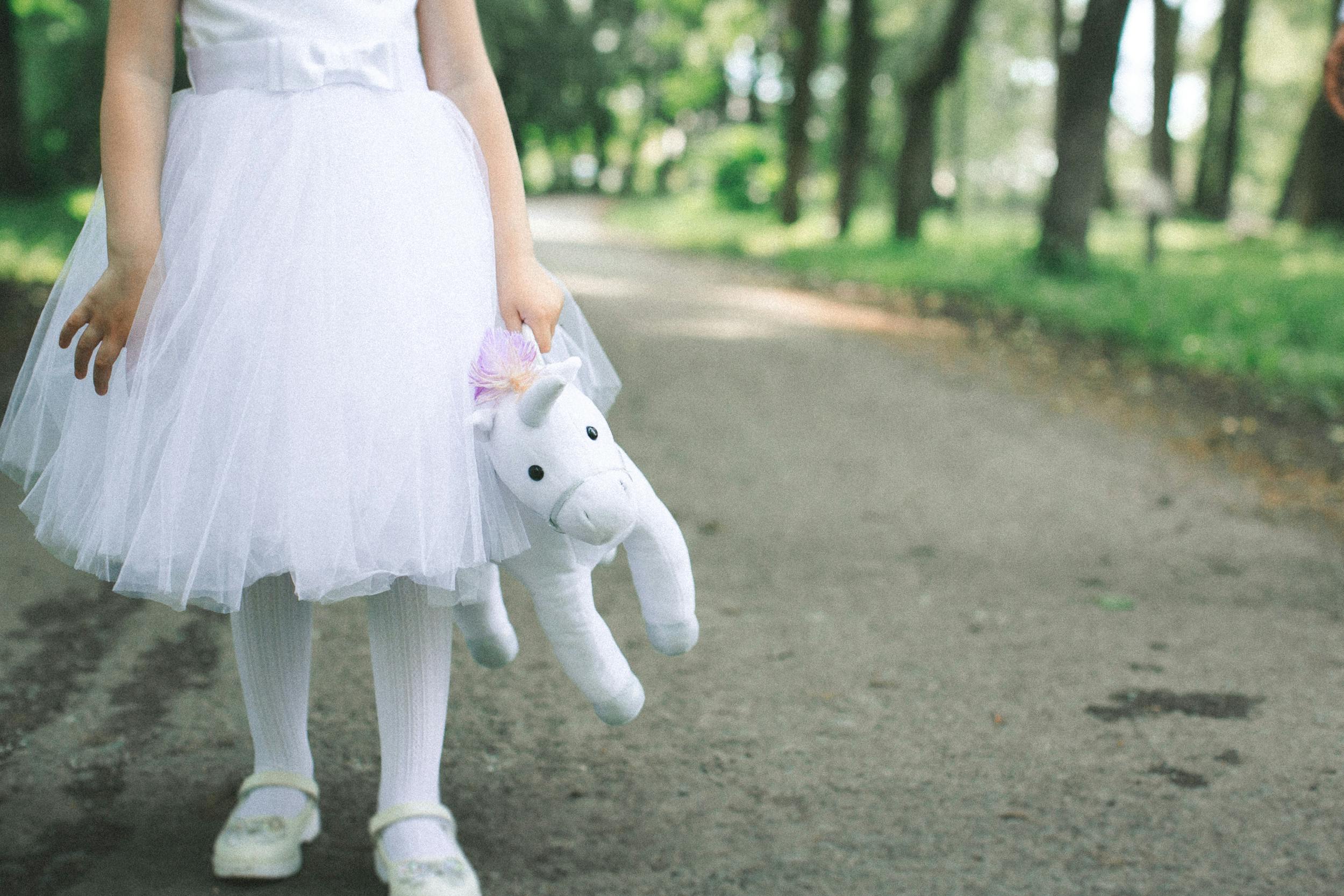 ユニコーンを持った女の子の写真